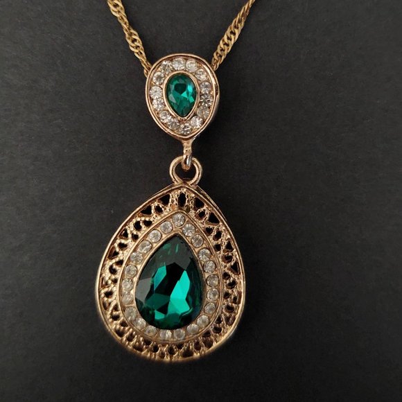 Ornate faux emerald and rhinestone gold pendant necklace - Picture 7 of 10